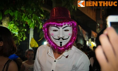 Giới trẻ Hà thành đeo mặt nạ kỳ quái đi chơi Trung thu
