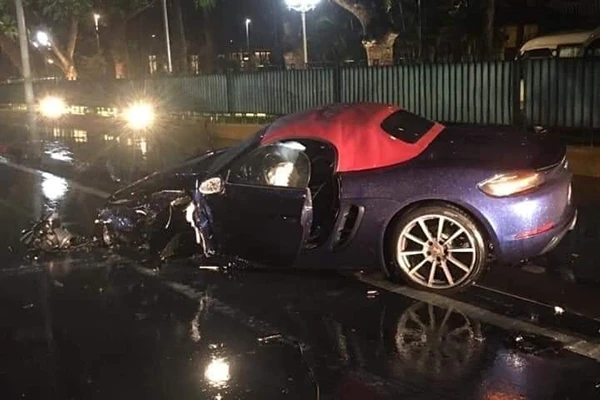 Porsche 718 Boxster tiền tỷ đâm Mazda3 "nát đầu" ở Hà Nội