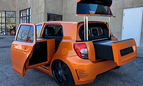 Xe cỡ nhỏ Toyota Scion sở hữu cả tủ lạnh, lò nướng BBQ