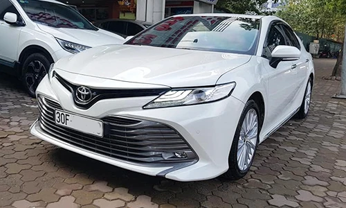 Toyota Camry 2019 "chạy lướt" bán 1,2 tỷ đồng ở Hà Nội 