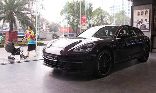 "Soi" Porsche Panamera 4 Sport Turismo từ 5,4 tỷ tại Hà Nội