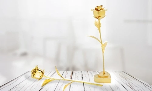 Hoa hồng mạ vàng bạc triệu hút khách dịp 20/10