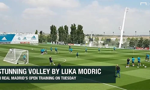 Video: Xem siêu phẩm volley của Modric trên sân tập Real