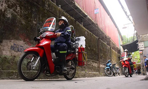 "Xế nổ" Honda Wave độ thành xe chữa cháy ở Hà Nội