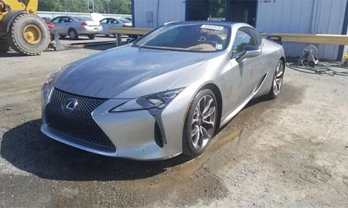 Xe Lexus LC500 giảm giá chỉ 542 triệu vì... mưa đá