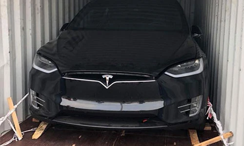 Chồng siêu mẫu Ngọc Thạch "đập thùng" Tesla Model X tiền tỷ 