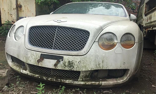 Xe sang Bentley mui trần tiền tỷ "bỏ xó" tại Hà Nội