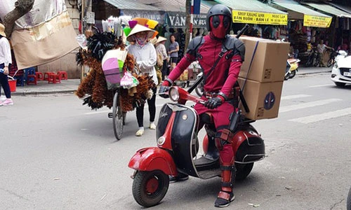Siêu anh hùng Deadpool cưỡi xe máy Vespa trên phố Hà Nội 