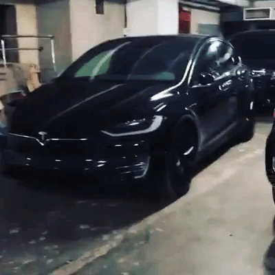 Chồng siêu mẫu Ngọc Thạch khoe dàn xe tiền tỷ màu đen