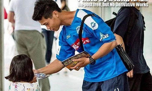 Công Phượng đi phát tờ rơi ở Nhật Bản