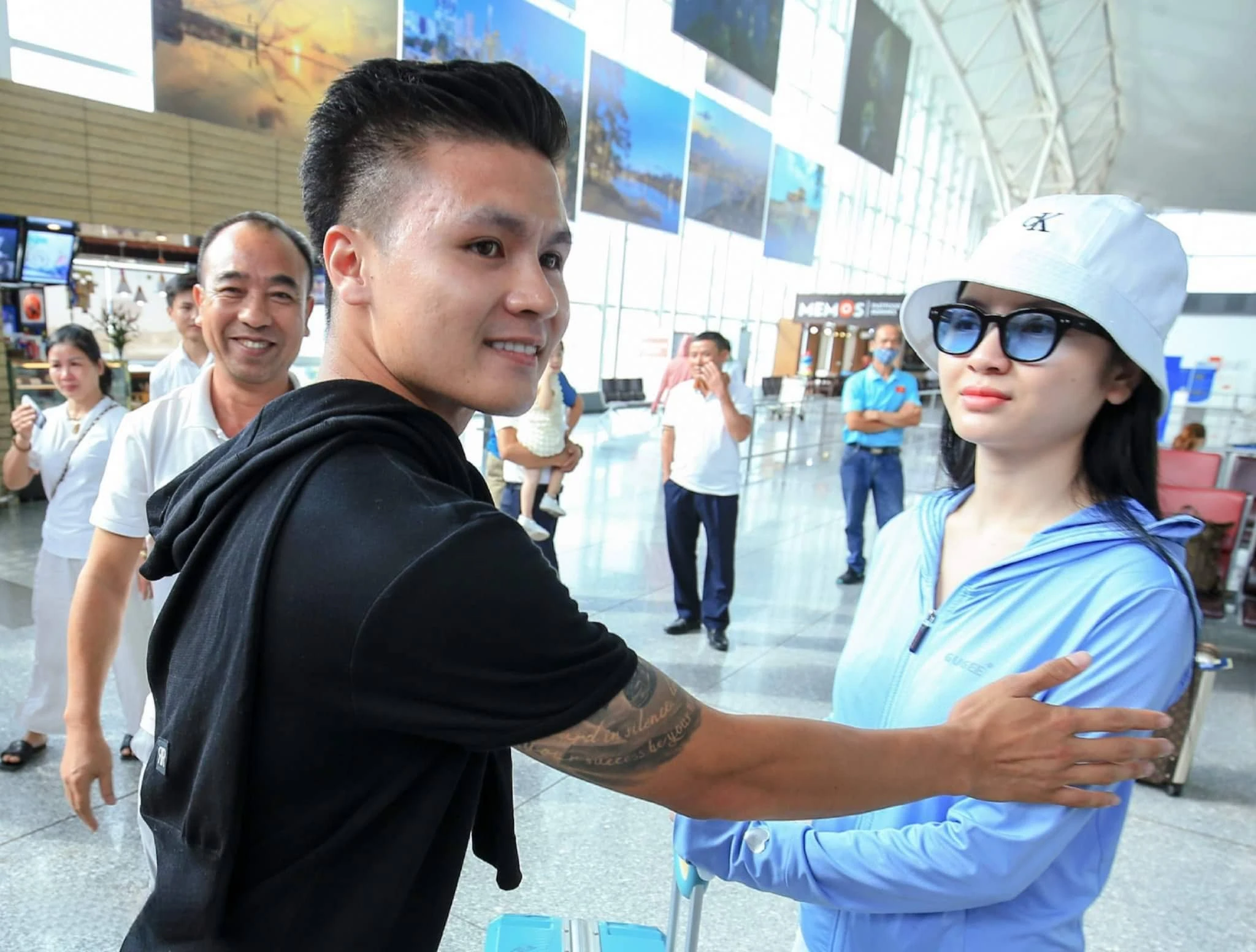 Quang Hải xuất ngoại, bạn gái bịn rịn chia tay ở sân bay