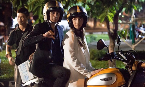 Ngọc Trinh lái môtô Ducati Scrambler đưa bạn trai "đi trốn"