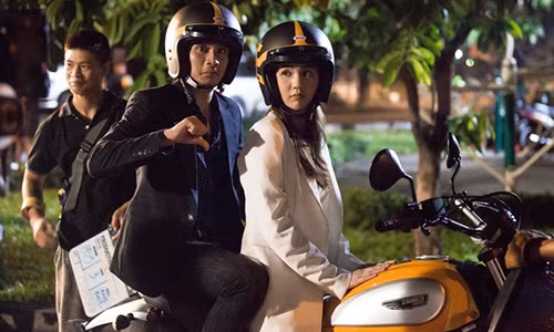 Ngọc Trinh lái môtô Ducati Scrambler đưa bạn trai "đi trốn"