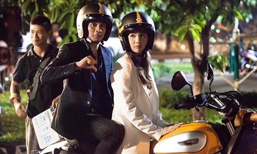 Ngọc Trinh cầm lái môtô Ducati Scrambler hơn 300 triệu