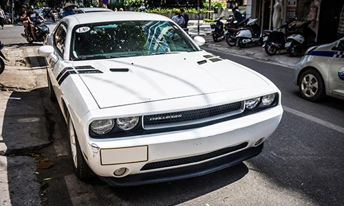 Xe cơ bắp Dodge Challenger tiền tỷ lăn bánh tại Hà Nội