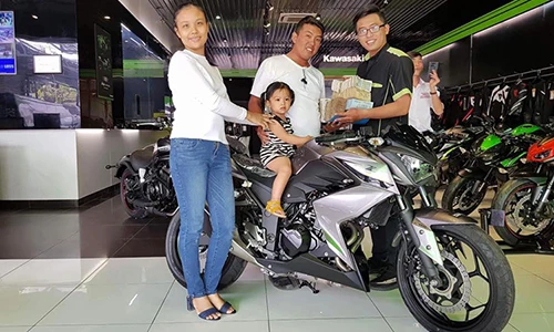 Dân chơi Sài Gòn "xách" 150 triệu tiền lẻ mua Kawasaki Z300