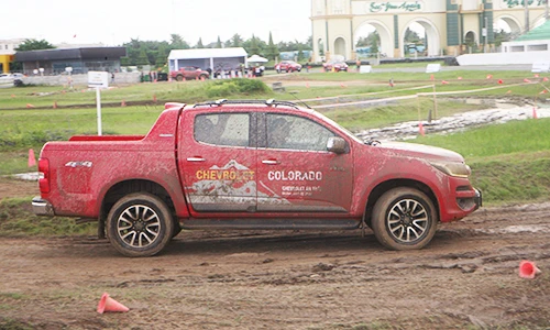 Cầm lái Chevrolet Colorado 619 triệu tại trường đua Việt