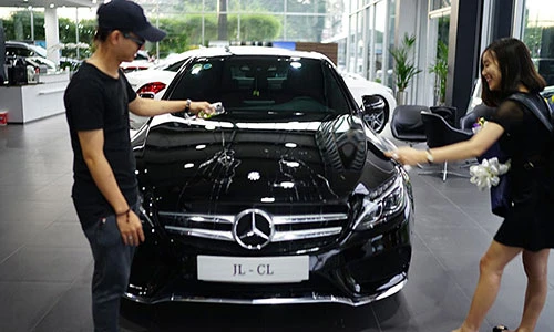 Con trai nuôi Hoài Linh tậu Mercedes-Benz C300 AMG gần 2 tỷ