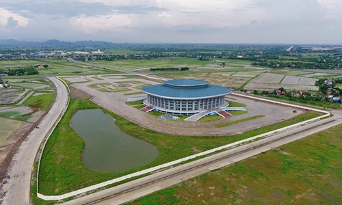 Ảnh: Nhà thi đấu 1.000 tỷ xây xong bỏ không giữa cánh đồng