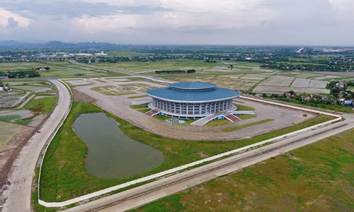 Ảnh: Nhà thi đấu 1.000 tỷ xây xong bỏ không giữa cánh đồng