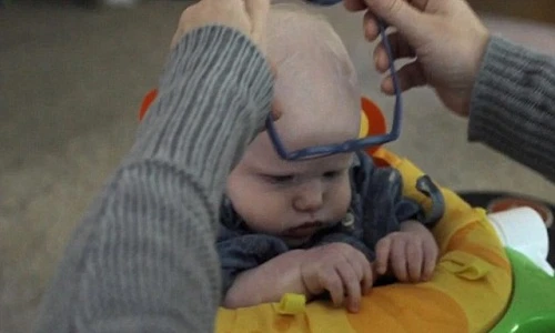 Video cảm động bé 4 tháng tuổi mắt kém cười toét khi nhìn rõ mẹ