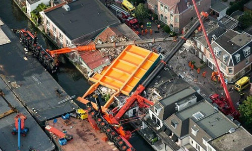 Khoảnh khắc cần cẩu đổ sập, nghiền nát 20 ngôi nhà