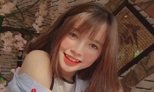 Nữ sinh 10X Quảng Ninh có nụ cười răng khểnh gây thương nhớ