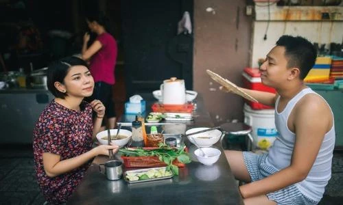 Tiện đi ăn sáng, cặp đôi bá đạo chụp luôn bộ ảnh cưới