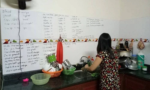 Bà mẹ viết công thức tiếng Anh khắp nhà để ép con học