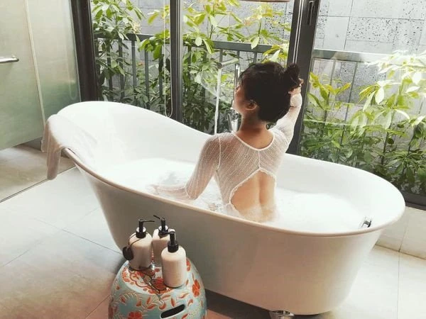 Bạn gái người hùng AFF Cup Huy Hùng khoe hình sốc hơn cả Ngọc Trinh