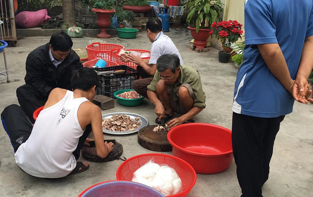 Dàn quý ông đứng bếp chuẩn đại tiệc 8/3 khiến chị em phát mê