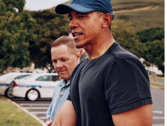 Cựu tổng thống Mỹ Obama bất ngờ xuất hiện với cơ bắp cuồn cuộn như soái ca