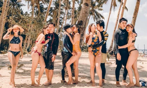 Cám cảnh thiếu nữ FA đi du lịch cùng lũ bạn có gấu