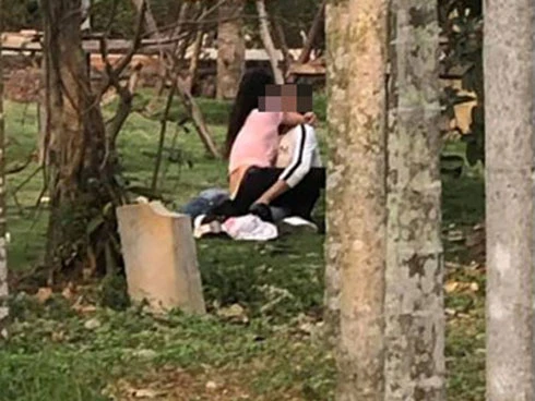 Cặp đôi gây sốc khi “ân ái” ngay tại khu di tích lịch sử