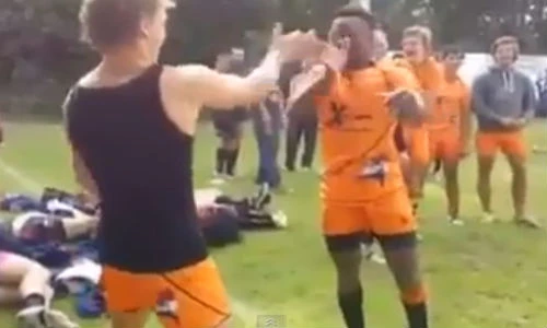 Cười đau bụng với những kiểu bắt tay không giống ai