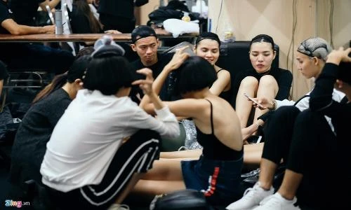 Hậu trường mẫu Fashion Week: Ngồi bệt trang điểm, ăn vội chờ giờ diễn
