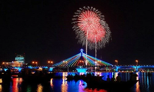 Khuyến mãi “khủng” dịp 30/4 - 1/5 rầm rộ bung hàng