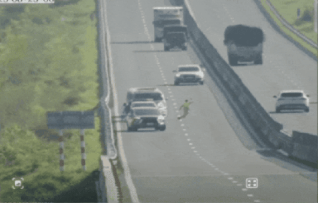 Xe tuan tra bi o to cuu thuong dam tren cao toc, Cuc CSGT noi gi?