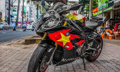 Bộ đôi môtô BMW S1000RR và Exciter cổ vũ U23 Việt Nam