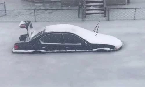 Hàng loạt ôtô biến thành đá trong giá rét kỷ lục tại Mỹ