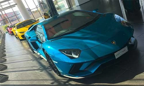 "Đột nhập" showroom siêu xe Lamborghini lớn nhất thế giới 