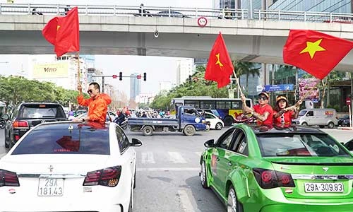 Hàng chục "xế hộp" Chevrolet Cruze xuống đường cổ vũ U23 Việt Nam