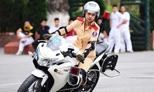 Những nữ cảnh sát Việt "nài cứng" môtô phân khối lớn