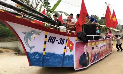 Dân làng thủ môn Bùi Tiến Dũng chế ôtô độc mừng U23 Việt Nam