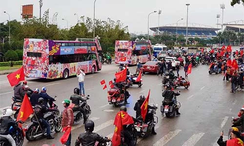 Môtô khủng, xe buýt mui trần đón đội tuyển U23 Việt Nam
