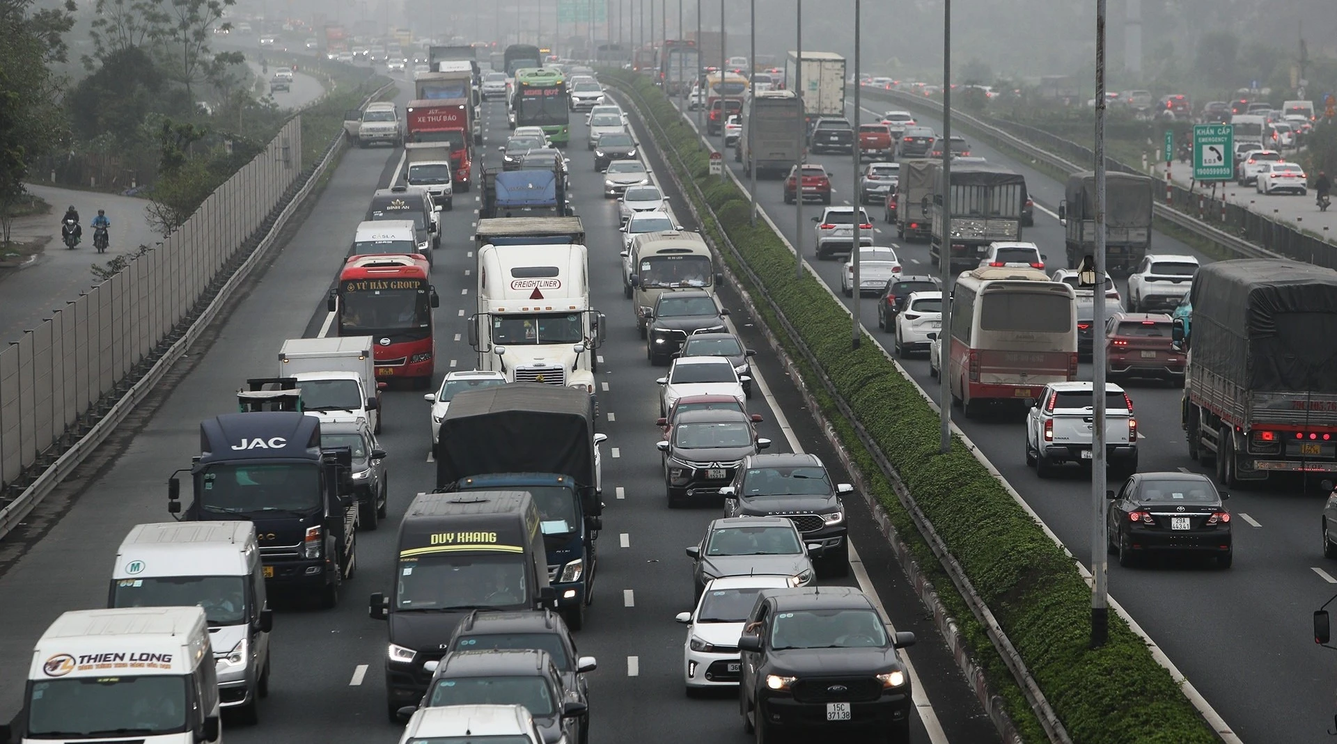 Cao tốc Pháp Vân - Cầu Giẽ kẹt cứng 2 chiều trong ngày đầu nghỉ lễ