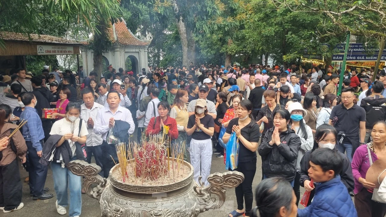 Hàng vạn người dân đổ về Đền Hùng dâng hương trong ngày đầu nghỉ lễ