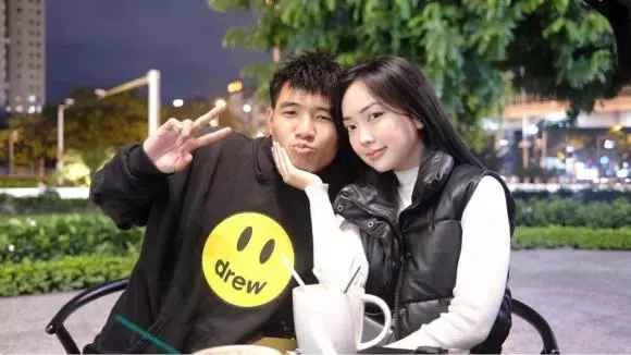 Chồng bị gạch tên khỏi AFF Cup, vợ Hà Đức Chinh phản ứng gì?