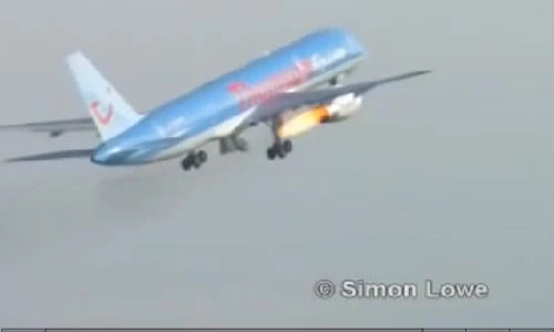 Va chạm với chim, máy bay bốc cháy