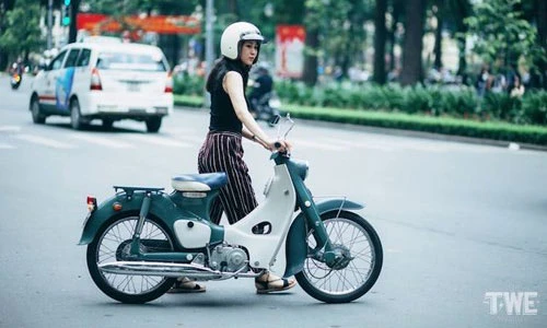 Người đẹp Việt đọ dáng Honda Super Cub C100 đời đầu